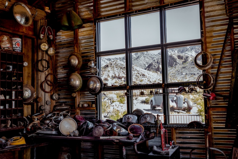 ecommerce-ST CYR SUR MER-min_shop_window_part_junk_abandoned-138873